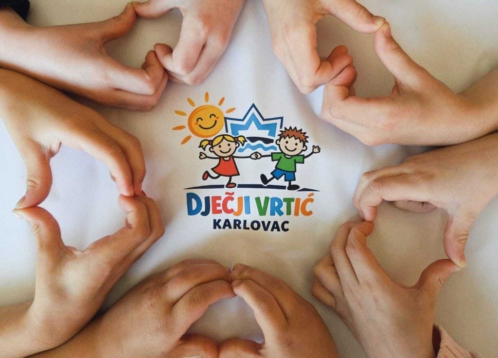 Djeca drže se za ruke u krugu oko logotipa Dječjeg vrtića Karlovac