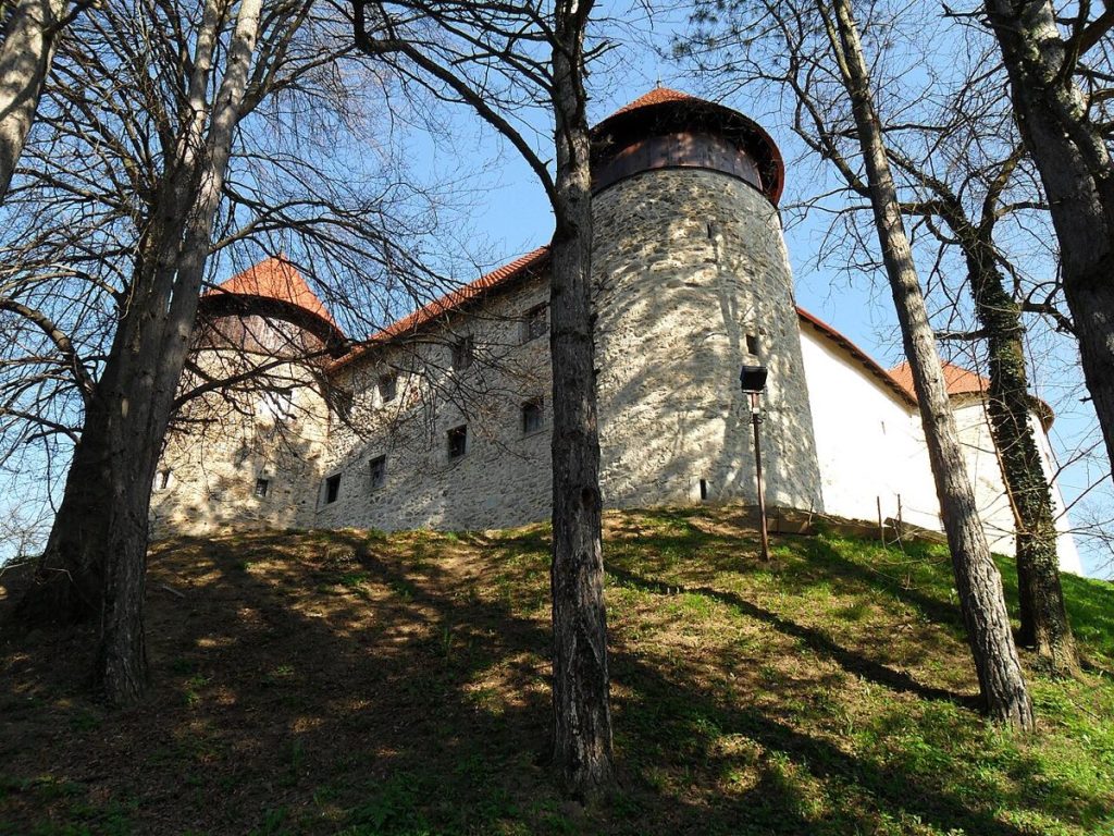Stari grad Dubovac iznad Karlovca