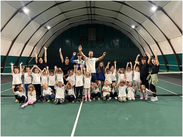 Djeca s odgojiteljima na sportskom danu u dvorani